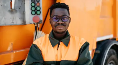 Agent Ménage Parfait assurant la sortie des poubelles dans des bureaux parisiens