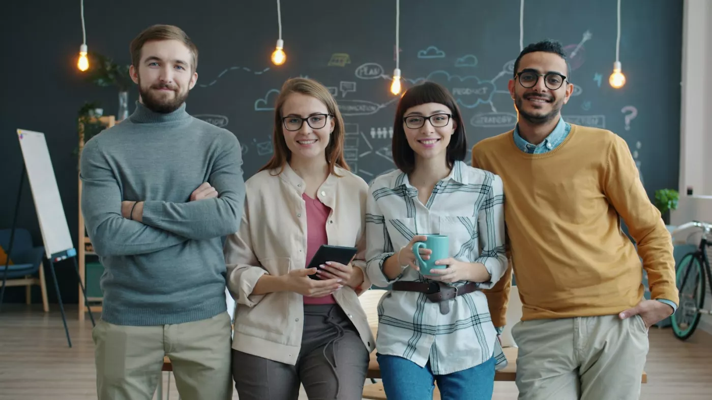 Collègues souriants dans des bureaux lumineux