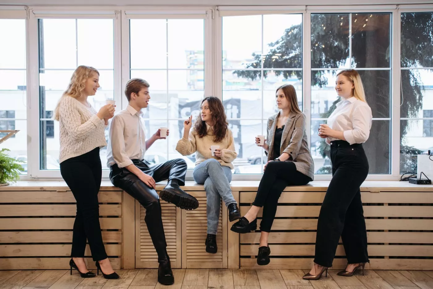 Collègues en pause café dans un espace de travail