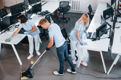 Ménage Parfait cleaner vacuuming a Paris flat
